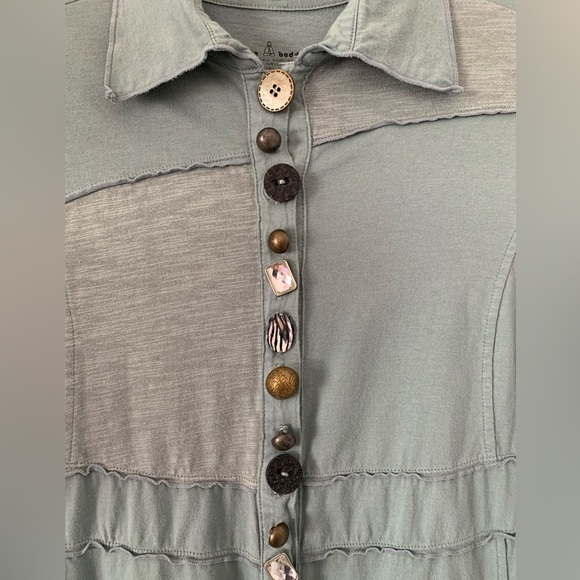 Neon Buddha Relaxed Fit Tunic Green with decorative buttons - Picture 4 of 6